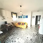 شقة Tropicana One Bedroom Flat T1 With Ac Portatil, Garden And Parking Place