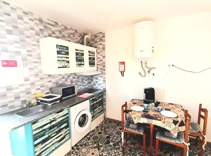 Apartamento Tropicana One Bedroom Flat T1 With Ac Portatil, Garden And Parking Place